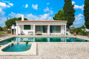 Tiny House with Pool in Pinhal Novo by Hostlovers
